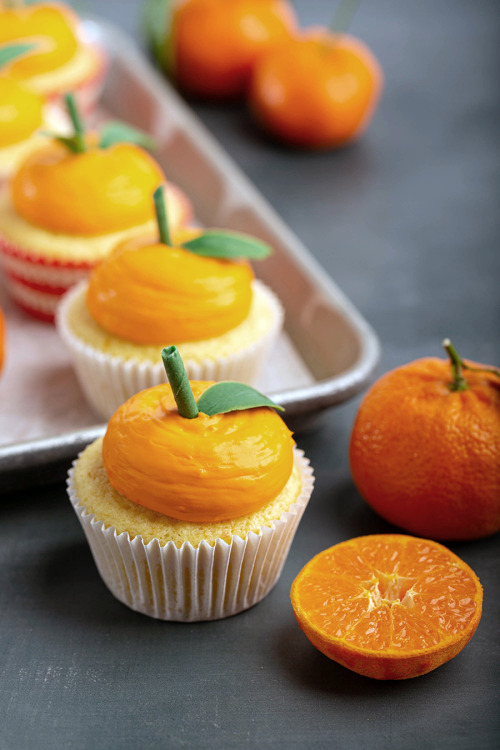 DIY Mandarin Orange Cupcakes A moist and fluffy cupcakes flavored with mandarin zest, then top with 
