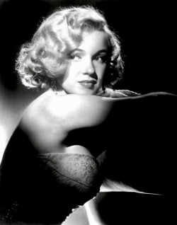 summers-in-hollywood: Marilyn Monroe posing