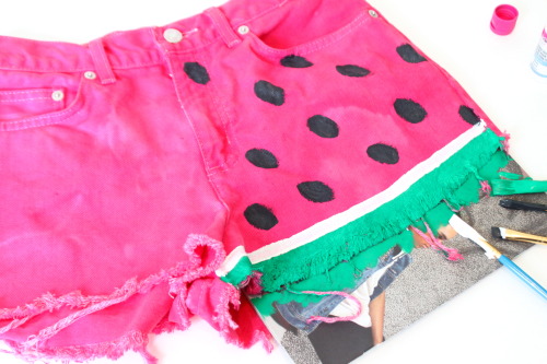 fancymade: DIY - WATERMELON SHORTS  Because who doesn’t love watermelon, specially on shorts! I had 