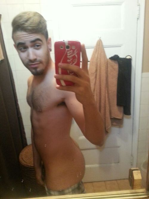 fuckyeaimgay:  Constant Gay Porn - Follow for more 