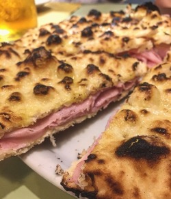 imperfettamentemestessa:ilrobisonoio:crosmataditele:Pizza e mortadellaPorno😱 potrei uccidere per molto meno…celafacciocelafacciocelafaccio! 