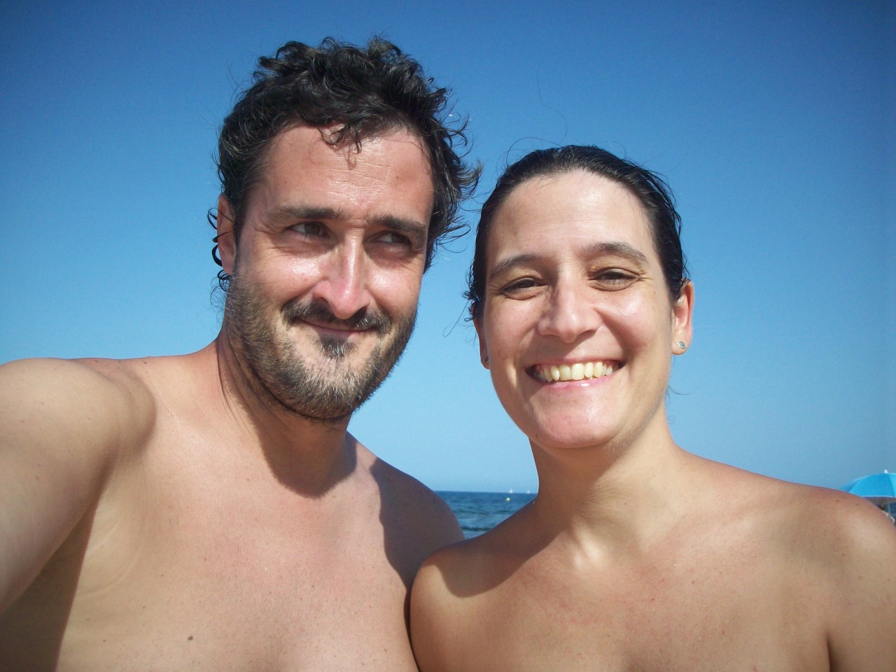 naturistelyon:  Spanish family at the beach