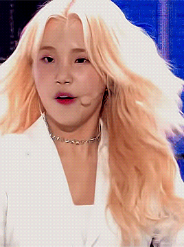 dahyun: 180227 momoland @ the show // jooe