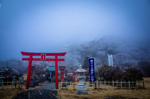 kuroyuki:shrine in the cloud (Mt.Tsurumi, Oita) by Marser on Flickr.