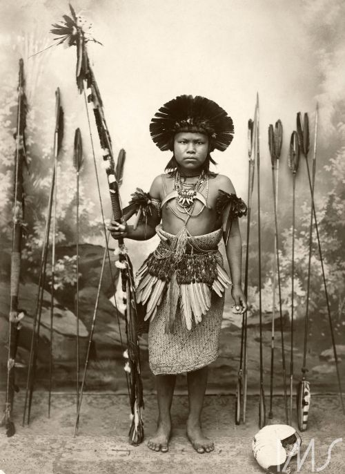1) Retrato de índio com arco e flechas (circa 1905)2) Retrato de três índios com cocar e arco e flec