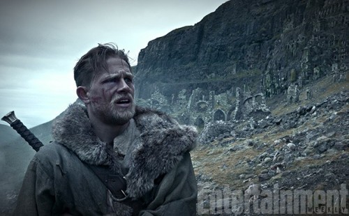 basically-satan-in-a-vneck: Charlie Hunnam as King Arthur and Jude Law as Vortigern in King Arthur :