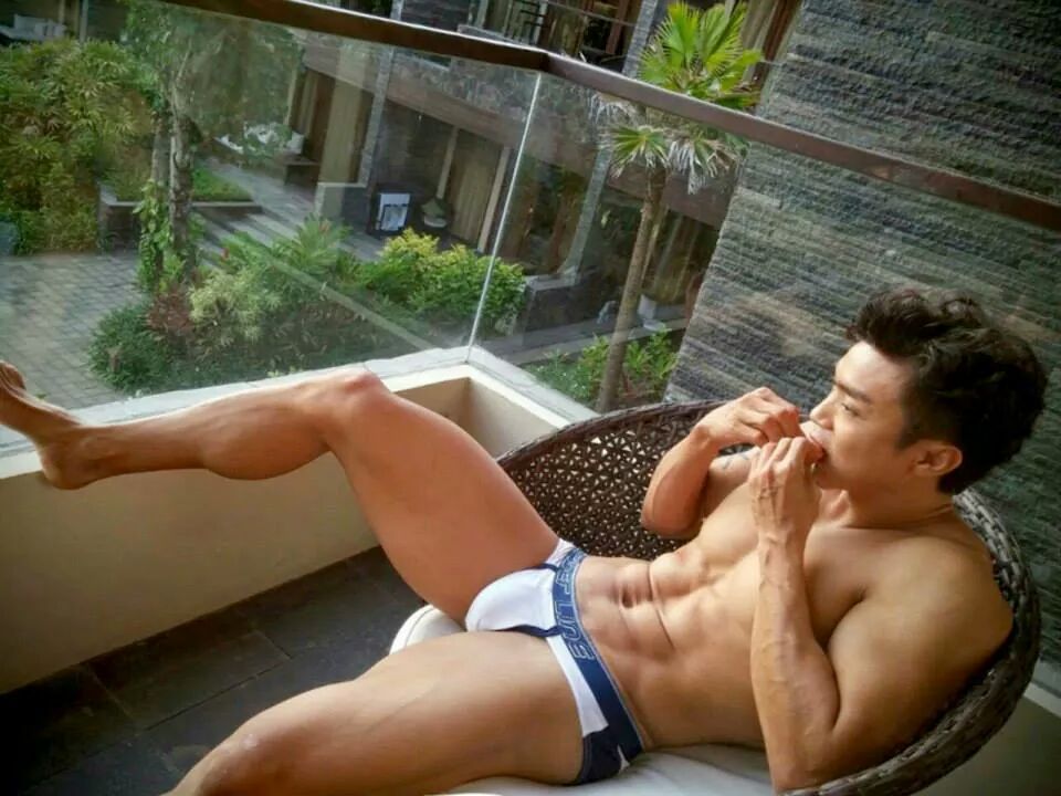 crazy4asian:  Sexy abs 