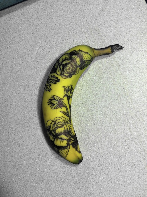 awesomemodifications:  someone asked earlier what tattoo artists practice on before human skin.here is a tattooed banana, one of the options.-kat 