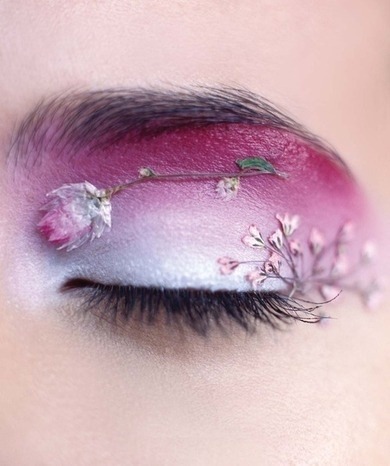 oospeakha:  eye makeup rose. I don’t like the rose on top, but the bouquet on the side is nice