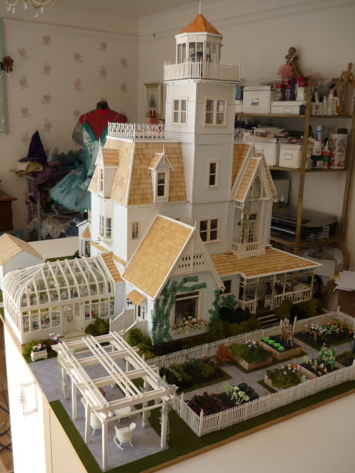 thesillypuppet: The house from Practical Magic, reproduced in miniature. Found here: heathera