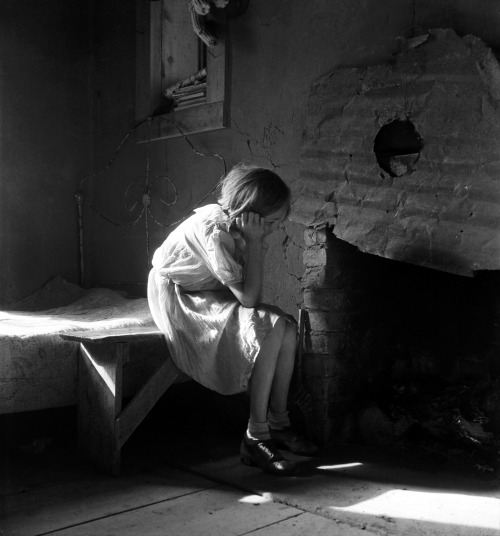 flashofgod:  Dorothea Lange, Resettled farm child, New Mexico,1935. 