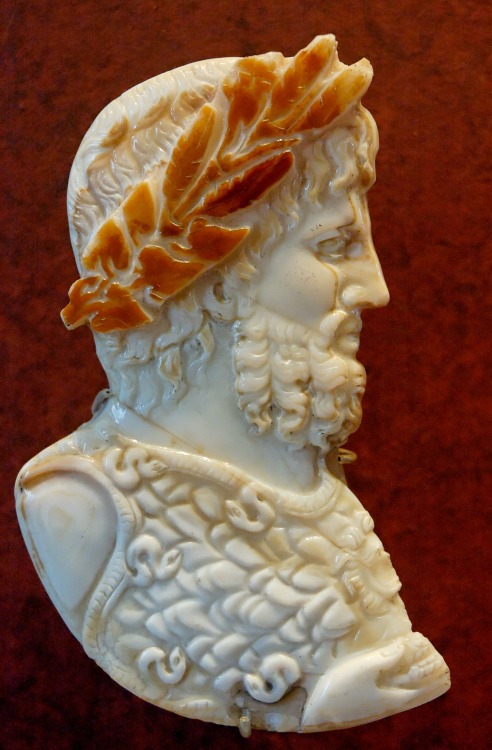 lionofchaeronea:Roman sardonyx cameo depicting Jupiter, crowned with laurel and ivy.  Now in the Lou