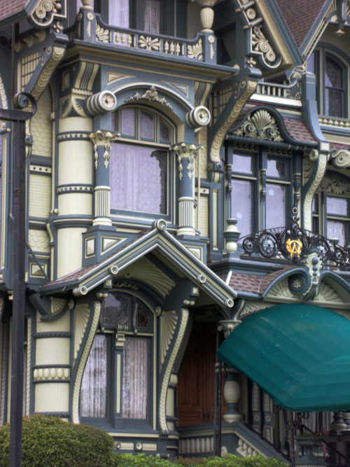 dartranna-alurath:  theblacklacedandy:  uggly:  Carson Mansion- Eureka, California The mansion is a mix of every major style of Victorian Architecture, including but not limited to the following styles: Eastlake, Italianate, Queen Anne (primary), and