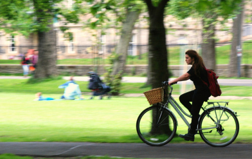 bikesandgirlsandmacsandstuff: (via Wicker basket | Edinburgh Cycle Chic)