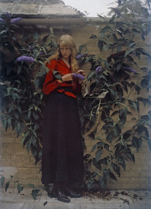 Mervyn O’Gorman / Christina amongst the lavender, 1913