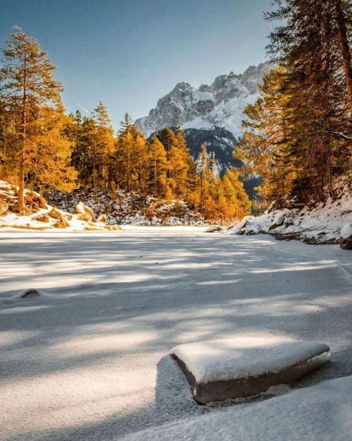 Der Winter am Eibsee © @sonnii83 #bayernliebe #lake #snowcovered #naturelovers #deutschland #wa