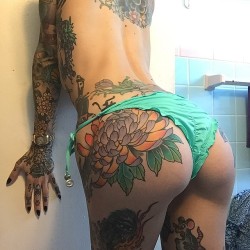 s-uiiciide:  inked girls - http://s-uiiciide.tumblr.com