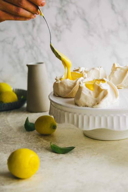 sweetoothgirl:  PAVLOVA WITH LEMON CURD Egg