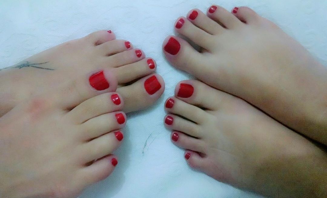 besttoes: Paty Vianna and friend  @paty_feet 