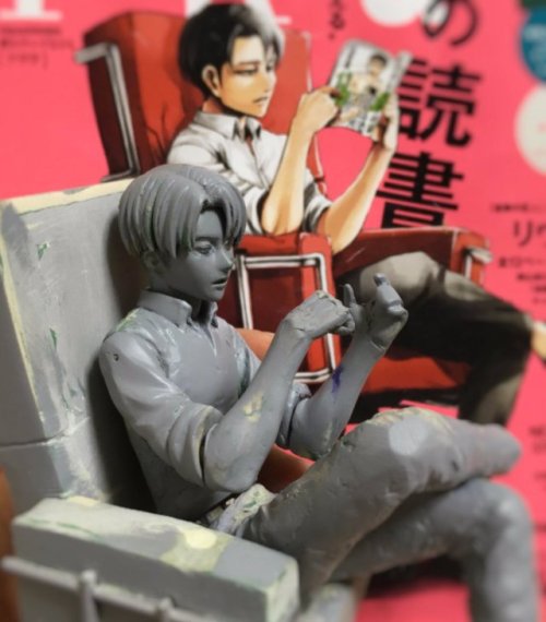 Hobby sculptor Chikashi shares her incredible rendition of Levi in the red chair, based on Isayama Hajime’s illustration for the August 2014 cover of FRAU magazine! She started working on it in late 2016 and has completed it in time for Wonder Festival