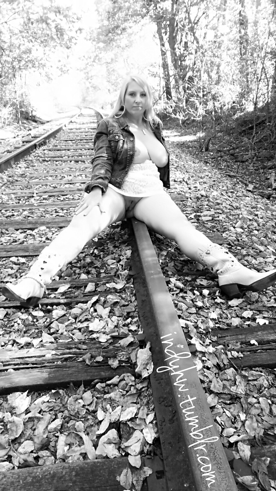 indyhw:  #milf #hotwife #bigtits #blondemilf #outdoors #anklet #train