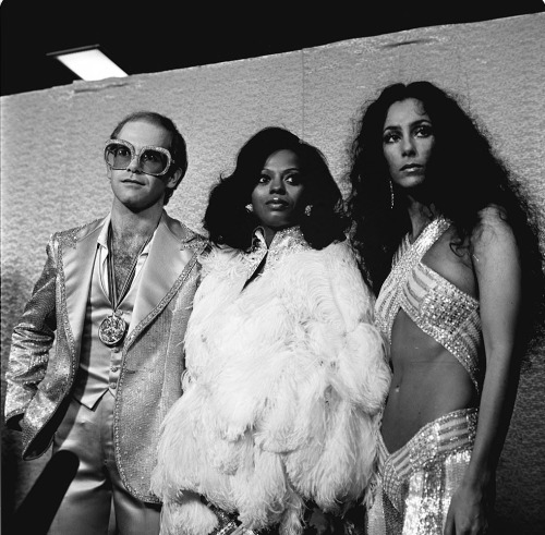 coolkidsofhistory:Elton John, Diana Ross and Cher at the Rock Music Awards, 1975