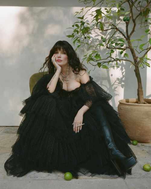 inthenameofloveforthesakeofpower:iamhalsey: Tuck a knife with my heart up my sleeve