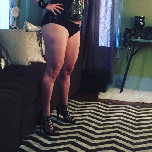 @therealmaggiegreen  legs for days… porn pictures