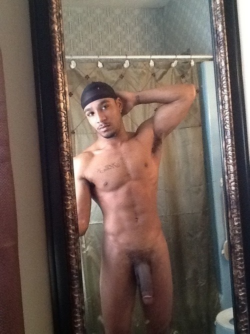 theblackclarkkent:  #NiggasAndTheyPhones #Selfies #iJustLikeToLook 😜😛🍆💦