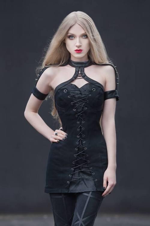 gothicandamazing:    Model/MUA/Photo: Absentia Clothes: DarkinCloset Welcome to Gothic and Amazing |www.gothicandamazing.com    Q
