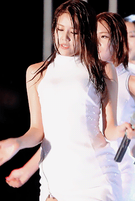 dazzlingkai:  Hyejeong performing Miniskirt