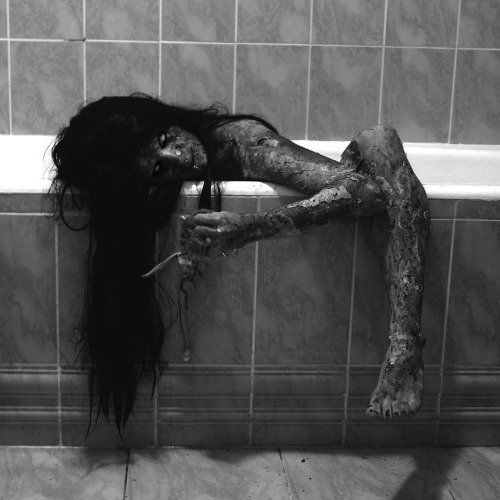 killedtheinnocentpeople:  Bathtub IV by Neodecay. 