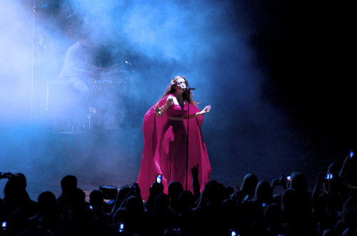 Porn discolouring:  Lorde at the Mann Center in photos