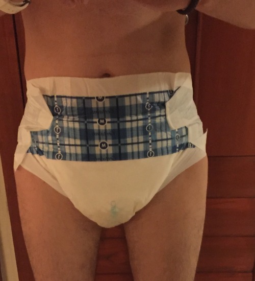 bedwetternl:  Went to Asia, Thailand to be specific, and bought a pack of Certainty Adult Diapers because i ran out of my own diapers. Very rare in Europe and the U.S.   Below my findings:   They are cheap!   They look good!   All plastic backed and tape