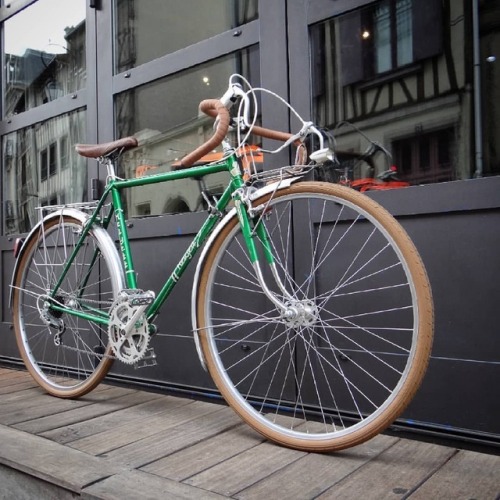 leguidon: beejaysgarage: Routier Helyett 700C en pause photo @ambassadelimoges #velohelyett #helyet