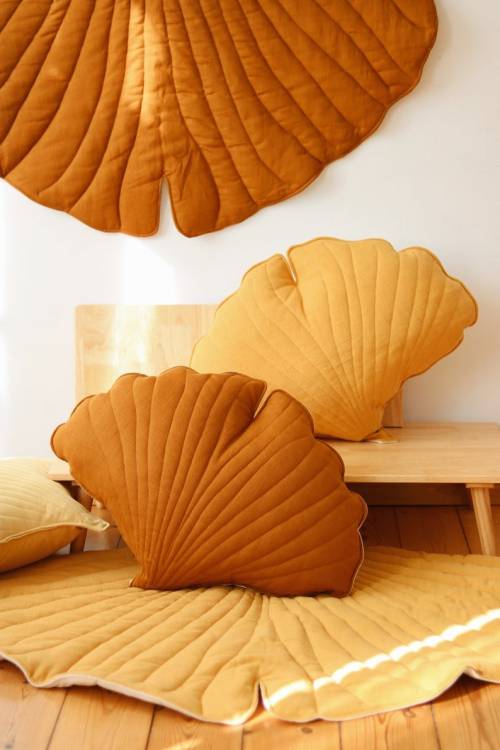 littlealienproducts:Ginkgo Leaf Pillow byMoiMili