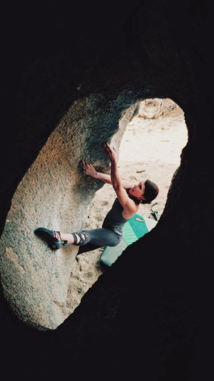 waywardbelle: Working “Gleaming the Cube” in the Buttermilks. V8/9 Photos: Jonathan Seig