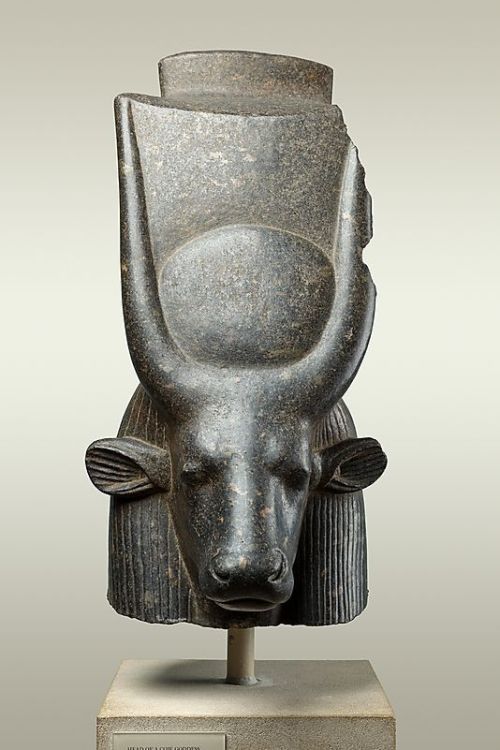 Head from the statue of the cow-headed goddess Hathor (granodiorite, height: 51 cm), from Thebes. Re