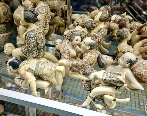 gkojax:  araichuuさんのツイート: 香港で売られている謎のエロ人形、間違いなく日本人がモデルだと思うけど、なぜ作られてどうしてここに置かれているのか…。 https://t.co/0gPzrnbmjH