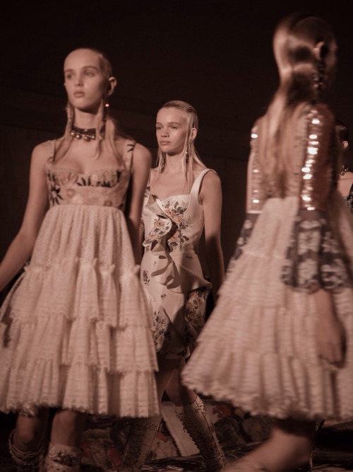 lesliaisonsdemarieantoinette: Backstage Alexander McQueen SS 2017 Paris Fashion Week. Photo, Evan Sc
