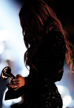 p-pikachu: Winner for Best R&amp;B Performance Beyonce accepts her award on stage at the 57th Annual Grammy Awards in Los Angeles February 8, 2015. 