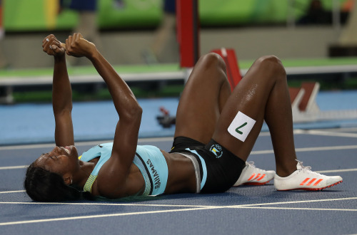 micdotcom: Diving in Olympic track is 100% legal — and it won Shaunae Miller the gold in the 400-mee