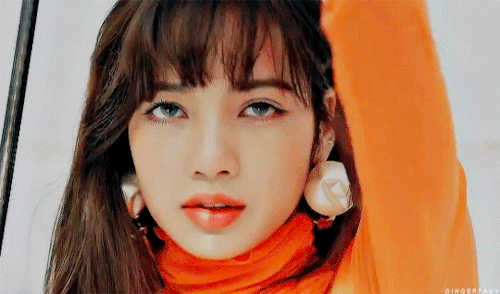 gingerfany:eye contact is a dangerous, dangerous thing. especially if you’re staring at lalisa