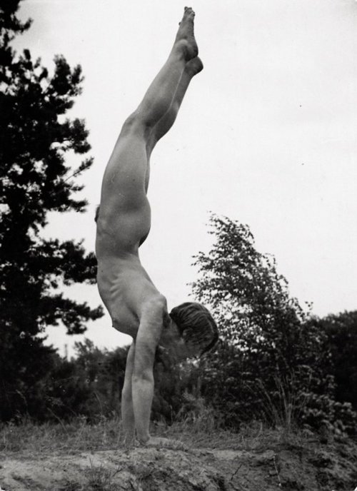 Friedrich Seidenstücker: Ohne Titel (Female nude exercising), ca. 1930–1939 