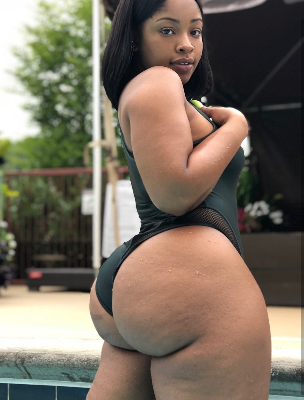 thicksexyasswomen:  ownerconfidence82:  kingjazziedad:  DeliciouslySexy. Curvy. BootiDelicious