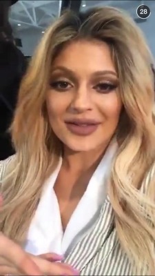 thickyungth0ttie:  sleepisforlovers:  betterthankanyebitch:  rhennasheaux:  Jesus Christ this bitch looks like Latoya Jackson  OMG  is this who do her wigs and extensions? fire ha.  that unblended nose contour tho