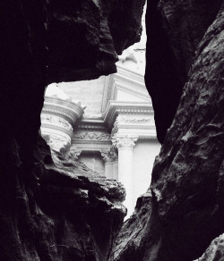  Petra, Jordan.An ancient city famous for its rock-carved architecture and water-conduit system. May have been built up to 2,300 years ago. 