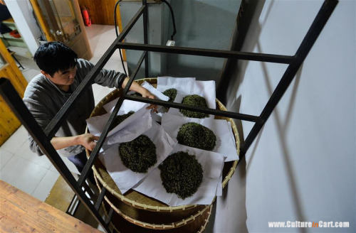 Ancient Making Technique Of Chinese Tea BiluochunYan Jielong dries baked Biluochun tea in Dongshan t