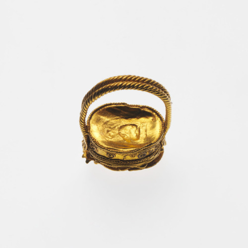 theancientwayoflife:~ Gold box ring surmounted by a scarab.Period: ClassicalDate: ca. 330–310 B.C.Cu