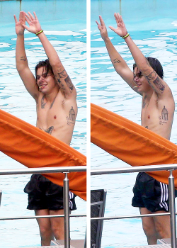 harrystylesdaily:  Harry finds some time to relax at the hotel pool in Lake Como - 6/29 